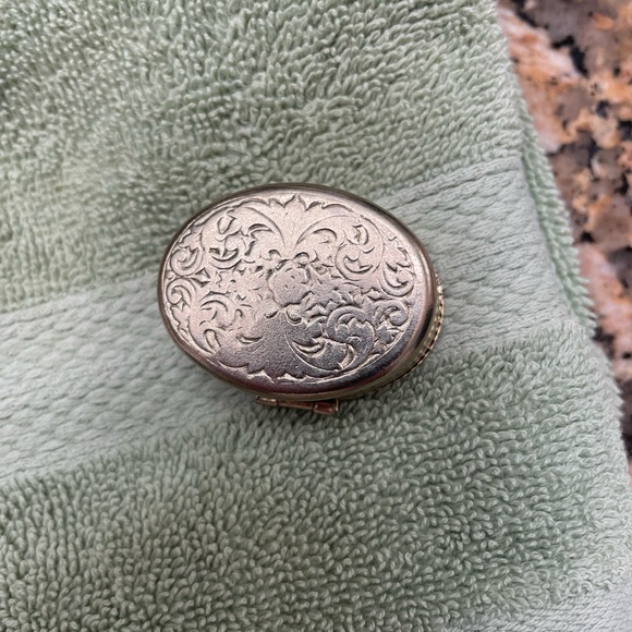 NWOT unused cabachon style top on goldtone metal pill box- firm price - Picture 3 of 4